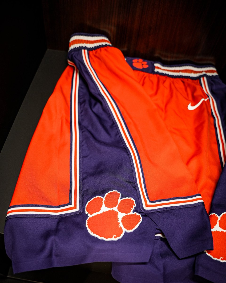 ClemsonMBB's tweet photo. The road orange look just got a little more classic 🔥🔥 https://t.co/IjM5XlYfmN