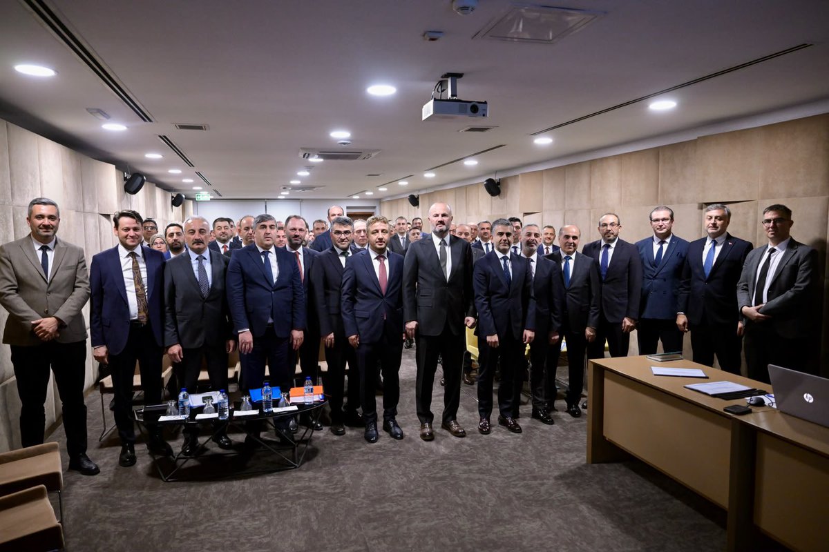 hakangulten's tweet photo. PTT Bölge Müdürlerimiz ve Bölge Müdür Yardımcılarımızla bir araya gelerek, sahadaki hizmetlerimizin mevcut durumunu ve operasyonel süreçlerimizi değerlendirdik.

Posta sektöründeki gelişmeler ve e-ticaretin büyümesine bağlı olarak önümüzdeki dönemde artması beklenen gönderi hacmine yönelik hazırlıklarımızı kapsamlı şekilde ele aldık. Artan trafik karşısında operasyonel kapasitemizin güçlendirilmesi, süreçlerimizin etkin yönetilmesi ve hizmet kalitemizin sürdürülebilmesi için atılacak adımları değerlendirdik.

Bölge Müdürlüklerimiz arasındaki koordinasyonu daha da güçlendirerek, sahadaki gelişmeleri yakından takip edecek ve ortaya çıkabilecek ihtiyaçlara hızlı çözümler üreteceğiz.

PTT olarak, değişen sektör dinamiklerine hazır, güçlü ve sürdürülebilir bir operasyon yapısını daha da ileriye taşımaya devam edeceğiz.