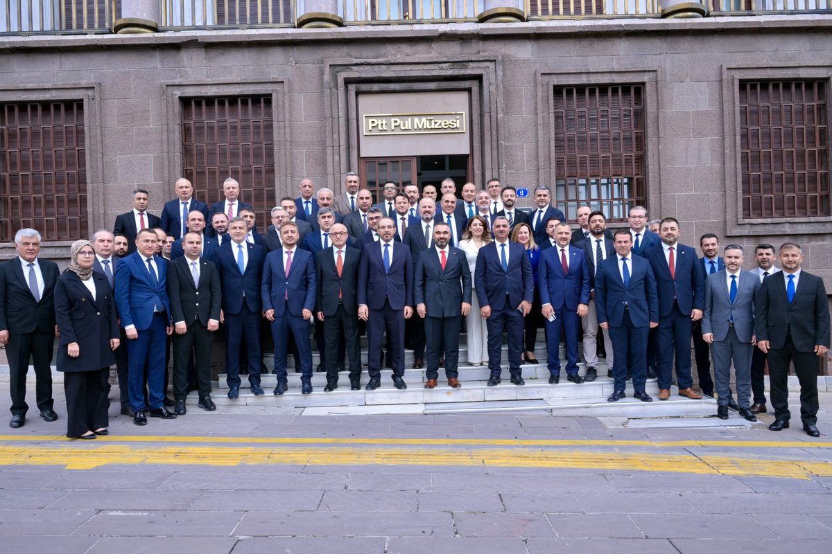 hakangulten's tweet photo. PTT Bölge Müdürlerimiz ve Bölge Müdür Yardımcılarımızla bir araya gelerek, sahadaki hizmetlerimizin mevcut durumunu ve operasyonel süreçlerimizi değerlendirdik.

Posta sektöründeki gelişmeler ve e-ticaretin büyümesine bağlı olarak önümüzdeki dönemde artması beklenen gönderi hacmine yönelik hazırlıklarımızı kapsamlı şekilde ele aldık. Artan trafik karşısında operasyonel kapasitemizin güçlendirilmesi, süreçlerimizin etkin yönetilmesi ve hizmet kalitemizin sürdürülebilmesi için atılacak adımları değerlendirdik.

Bölge Müdürlüklerimiz arasındaki koordinasyonu daha da güçlendirerek, sahadaki gelişmeleri yakından takip edecek ve ortaya çıkabilecek ihtiyaçlara hızlı çözümler üreteceğiz.

PTT olarak, değişen sektör dinamiklerine hazır, güçlü ve sürdürülebilir bir operasyon yapısını daha da ileriye taşımaya devam edeceğiz.