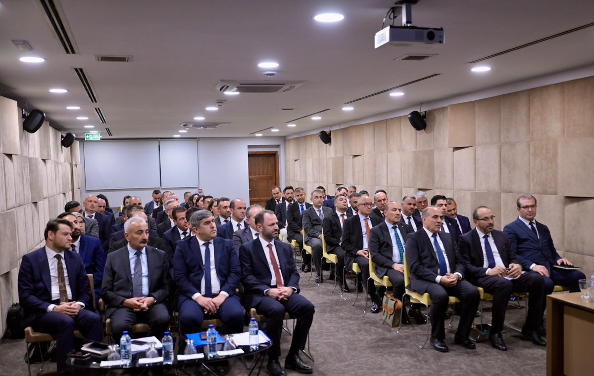 hakangulten's tweet photo. PTT Bölge Müdürlerimiz ve Bölge Müdür Yardımcılarımızla bir araya gelerek, sahadaki hizmetlerimizin mevcut durumunu ve operasyonel süreçlerimizi değerlendirdik.

Posta sektöründeki gelişmeler ve e-ticaretin büyümesine bağlı olarak önümüzdeki dönemde artması beklenen gönderi hacmine yönelik hazırlıklarımızı kapsamlı şekilde ele aldık. Artan trafik karşısında operasyonel kapasitemizin güçlendirilmesi, süreçlerimizin etkin yönetilmesi ve hizmet kalitemizin sürdürülebilmesi için atılacak adımları değerlendirdik.

Bölge Müdürlüklerimiz arasındaki koordinasyonu daha da güçlendirerek, sahadaki gelişmeleri yakından takip edecek ve ortaya çıkabilecek ihtiyaçlara hızlı çözümler üreteceğiz.

PTT olarak, değişen sektör dinamiklerine hazır, güçlü ve sürdürülebilir bir operasyon yapısını daha da ileriye taşımaya devam edeceğiz.