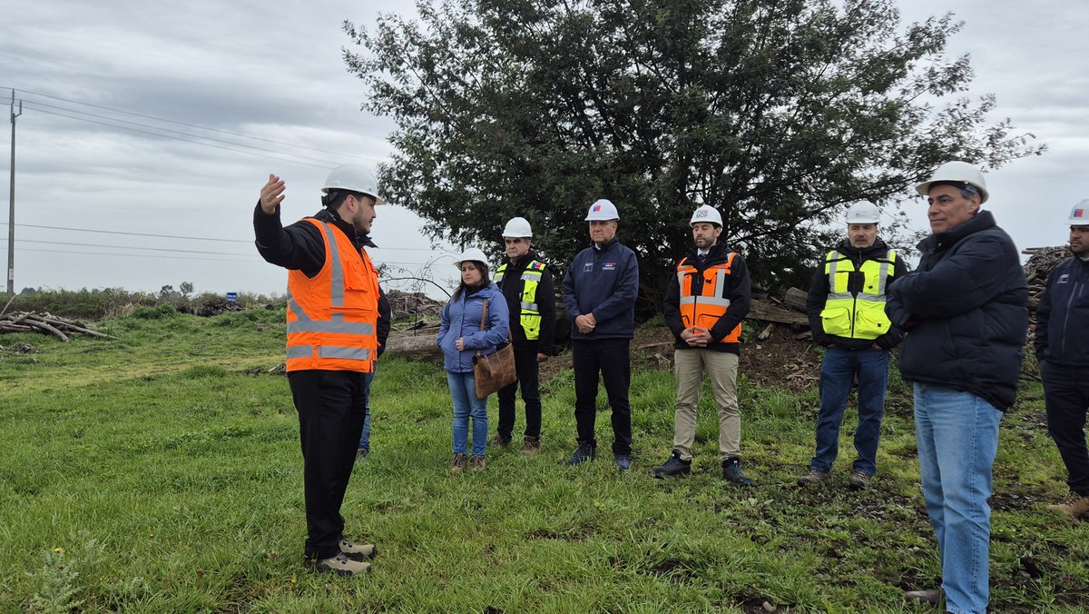 MTTNuble's tweet photo. 🚆 Ñuble proyecta su futuro logístico y de conectividad

📍 Visitamos terrenos de la empresa EFE, en sector Almarza de la comuna de Chillán Viejo, lugar donde se baraja alternativas que proyectan el desarrollo de un hub logístico ferroviario para nuestra región. https://t.co/UqaxhIbFMd