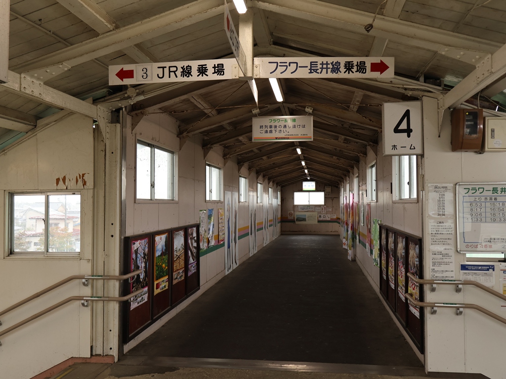 hanasan333's tweet photo. 今さらながら、９月中旬の旅の模様など。
９月15日、山形鉄道の鉄道むすめ巡りへ。赤湯駅で奥羽本線から山形鉄道に乗り換え。鉄むす巡り開催中のポスターがあり気分が上がります。そして、乗換通路には鉄道むすめのパネルが並んでいます♪ https://t.co/7FI660fKMB