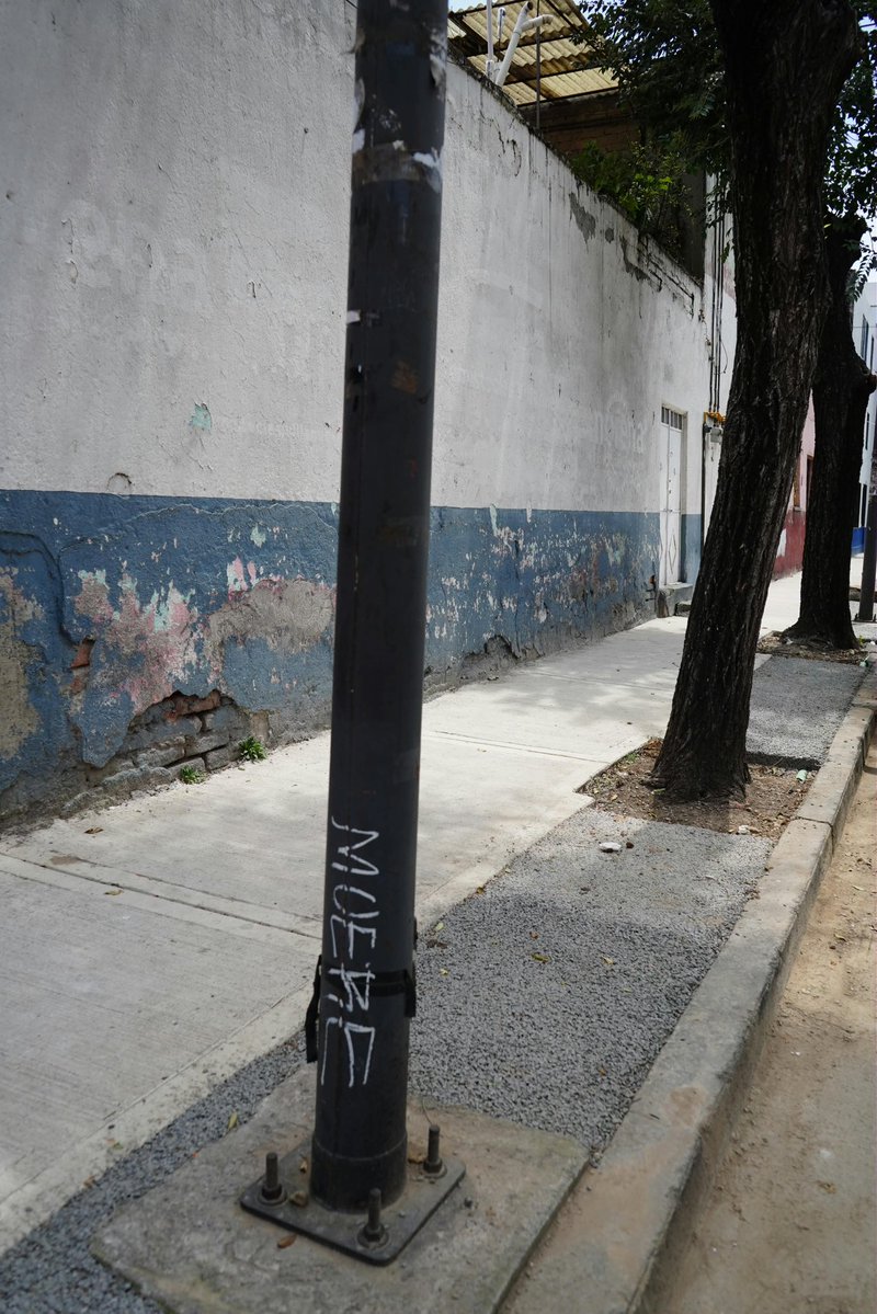 AlessandraRdlv's tweet photo. Hoy ya son más de 500 espacios públicos recuperados con RENACE.

Este mes reabrimos la alberca del Deportivo Bicentenario, entregamos una cancha en Tlatelolco y seguimos rehabilitando calles y banquetas.

No hacemos obras para la foto.
Hacemos lugares para que la gente vuelva a vivirlos.