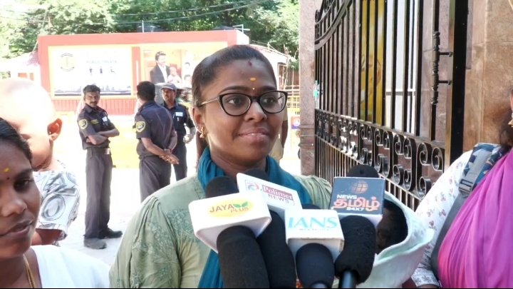 ramsundaramTOI's tweet photo. THAI MAAMAN THANGA MOTHIRAM THITTAM:

Meet Deepshika from #Madurai.

In 2000, she received a gold ring from @actorvijay at GRH, Madurai during his son Jason Sanjay’s birthday event.

26 years later, at the same hospital, her daughter received a gold ring from @CMOTamilnadu Vijay. https://t.co/jhWosnbZEe