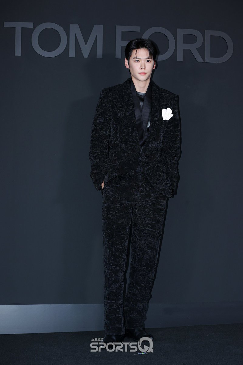 haieunseok's tweet photo. manifest for #EUNSEOK with #TOMFORD https://t.co/XmEo94BTNu