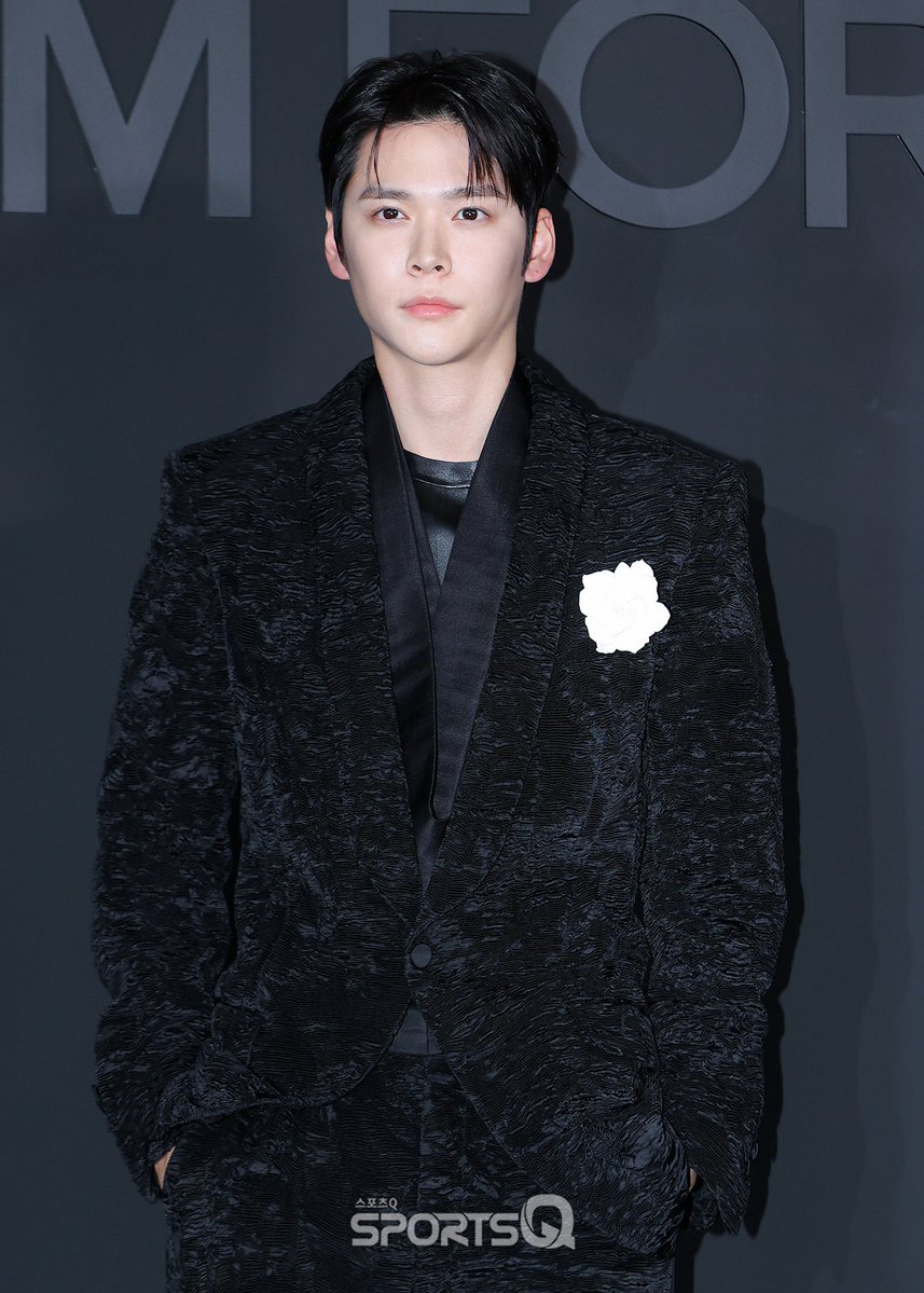 haieunseok's tweet photo. manifest for #EUNSEOK with #TOMFORD https://t.co/XmEo94BTNu