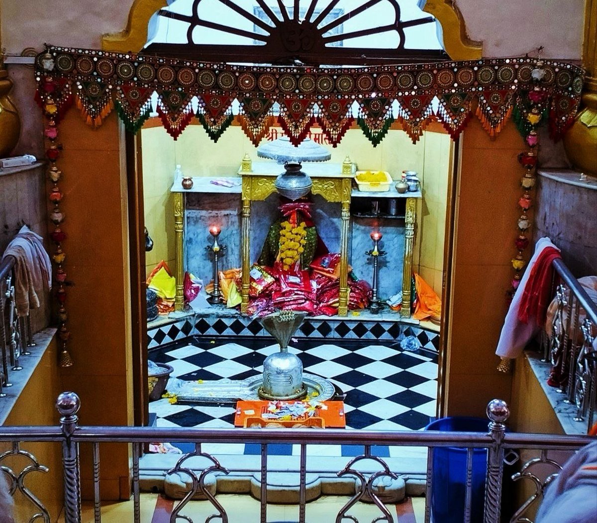 RanjanDipti18's tweet photo. करचरण कृतं वाक्कायजं कर्मजं वा।
श्रवणनयनजं वा मानसं वापराधं।
विहितमविहितं वा सर्वमेतत्क्षमस्व।
जय जय करुणाब्धे श्रीमहादेव शम्भो।
🙏🏻🙏🏻
#mahadeva https://t.co/SYCY1i1RB1