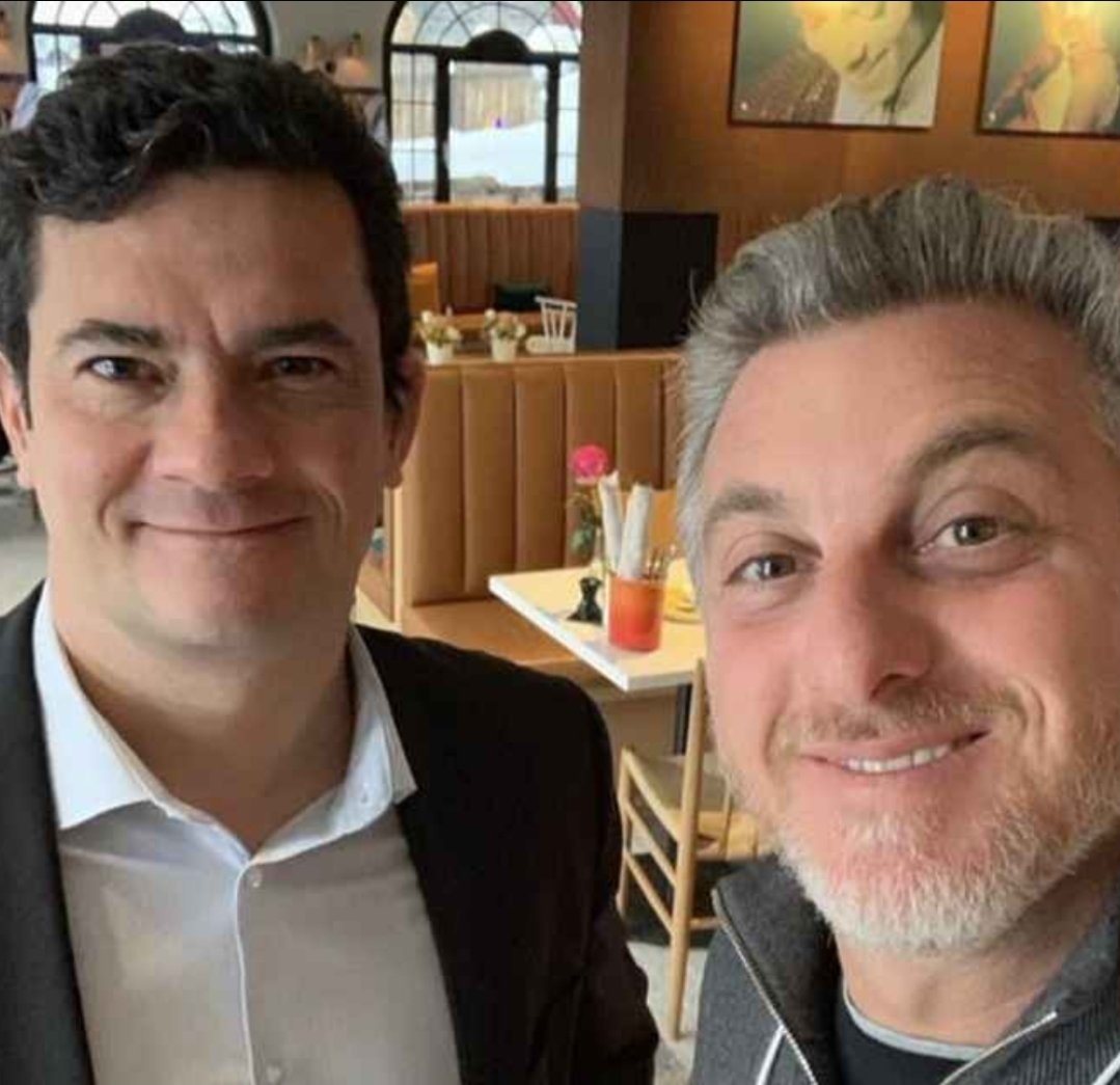 claudiopedrosa8's tweet photo. Luciano Hulk em seus programa ontem indicou um app para escolher o melhor candidato frente a perguntas q são feitas pelo indeciso. O problema é que a plataforma apenas sugere políticos de direita que na maioria são do PL.

O TSE precisar agir com rigor a esse ataque a democracia. https://t.co/POH80J67xB