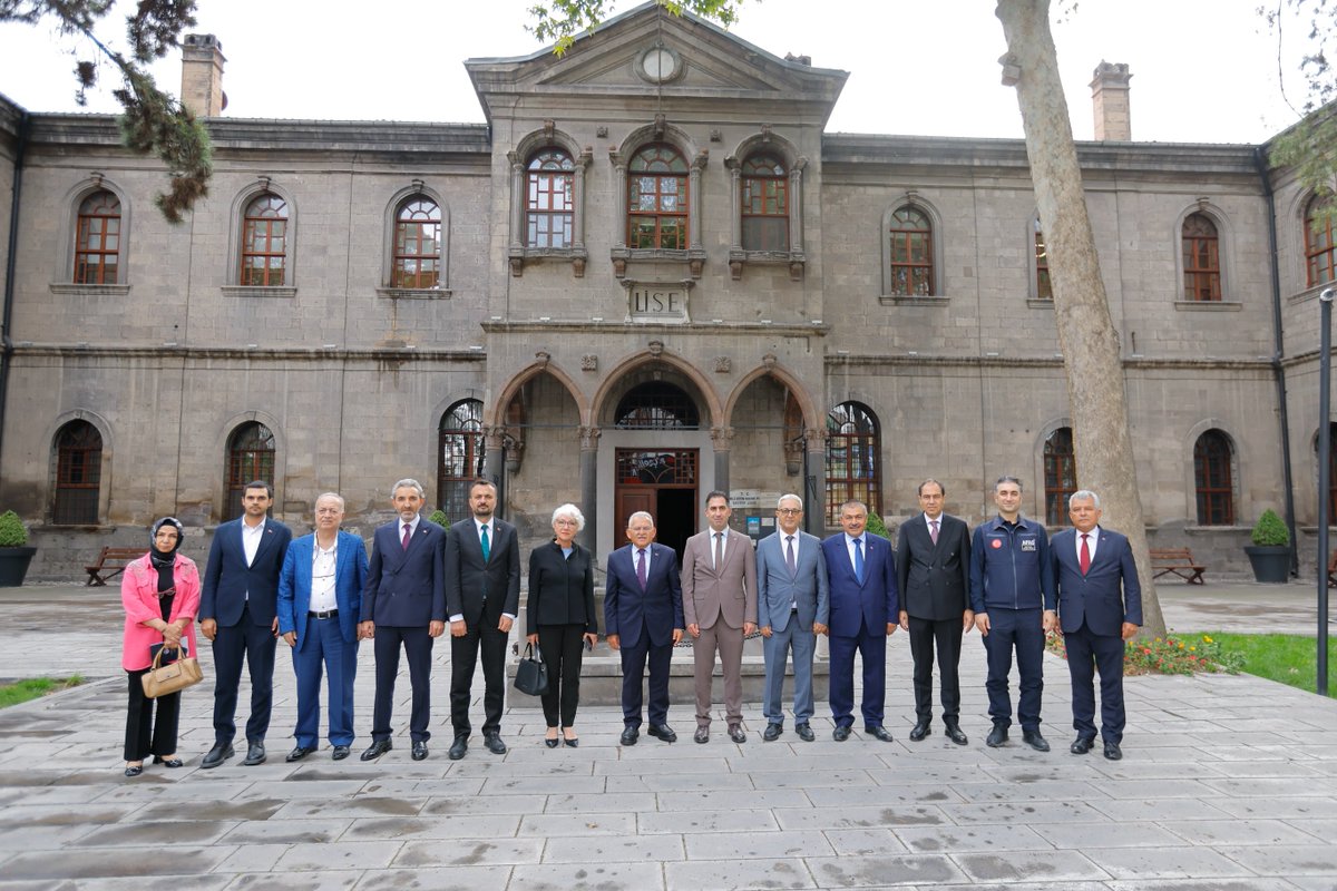 KentKonseyi38's tweet photo. Kayseri Kent Konseyi Başkanımız Doç. Dr. Mehmet Sena Kösedağ ve Kayseri Kent Konseyi Yürütme Kurulu üyelerimiz, Kayseri Büyükşehir Belediye Başkanı Dr. Memduh Büyükkılıç’ı ziyaret etti.

https://t.co/leqbAzB4dK https://t.co/sNDT1LYND8