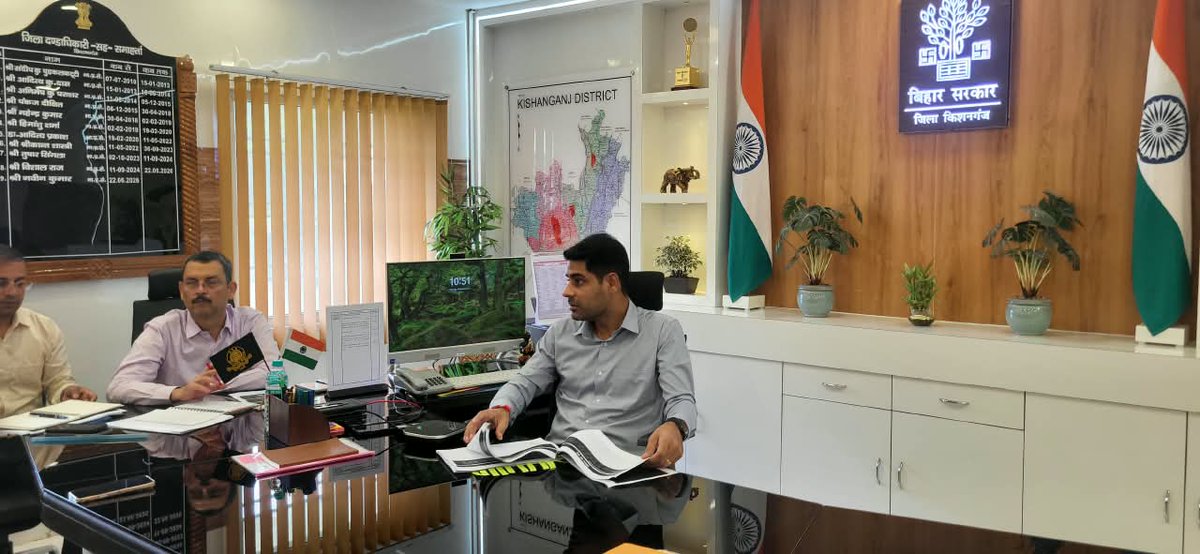 DM_Kishanganj's tweet photo. *जिला समन्वय समिति की साप्ताहिक बैठक आयोजित, लंबित मामलों के शीघ्र निष्पादन का डीएम ने दिया निर्देश*

किशनगंज:- आज दिनांक 28 सितंबर 2026 को  श्री नवीन कुमार, जिला पदाधिकारी, किशनगंज की अध्यक्षता में जिला समन्वय समिति की साप्ताहिक समीक्षा बैठक संबंधित विभागों के पदाधिकारियों के साथ आयोजित की गई।

बैठक के दौरान जिला पदाधिकारी महोदय द्वारा विभिन्न विभागों से संबंधित लंबित मामलों, आवेदनों एवं पत्रों के निष्पादन की स्थिति की विभागवार समीक्षा की गई। 
समीक्षा के क्रम में उन्होंने स्पष्ट निर्देश दिया कि सभी लंबित मामलों का निर्धारित समय-सीमा के भीतर निष्पादन सुनिश्चित किया जाए तथा अनावश्यक रूप से किसी भी मामले को लंबित न रखा जाए।

बैठक में विशेष रूप से सीडब्ल्यूजेसी, एमजेसी एवं नीलाम पत्रवाद से संबंधित लंबित मामलों की समीक्षा की गई। जिला पदाधिकारी महोदय ने संबंधित पदाधिकारियों को निर्देश दिया कि इन मामलों में आवश्यक कार्रवाई करते हुए लंबित पत्रों एवं वादों का शीघ्र निष्पादन सुनिश्चित करें।

इसके अतिरिक्त एसी/डीसी बिलों के यथाशीघ्र समायोजन करने , सीएम डैशबोर्ड, जिला पदाधिकारी जनता दरबार, आरटीपीएस, सीपीग्राम, पीएमओ पोर्टल तथा विधानसभा सचिवालय से प्राप्त आवेदनों एवं पत्रों की भी समीक्षा की गई।
 जिला पदाधिकारी महोदय ने सभी संबंधित पदाधिकारियों को निर्देशित किया कि  सभी लंबित मामलों का समयबद्ध एवं गुणवत्तापूर्ण निष्पादन सुनिश्चित करेंगे।

समीक्षा के क्रम में राजस्व, डीआरडीए, पंचायती राज, स्थापना, नजारत, निर्वाचन, विधि शाखा, आपूर्ति, सामान्य शाखा, शिक्षा, स्वास्थ्य, भू-अर्जन एवं सामाजिक सुरक्षा सहित अन्य शाखाओं एवं विभागों से संबंधित लंबित मामलों की भी समीक्षा की गई।
उन्होंने सभी संबंधित पदाधिकारियों को निर्देश दिया कि अपने-अपने विभाग/शाखा से संबंधित लंबित मामलों की नियमित रूप से समीक्षा करते हुए यथा शीघ्र निष्पादन सुनिश्चित करेंगे। उन्होंने कहा कि आम नागरिकों से संबंधित आवेदनों एवं शिकायतों के निपटारे में किसी प्रकार की शिथिलता नहीं होनी चाहिए। जनहित से जुड़े मामलों को प्राथमिकता देते हुए निर्धारित समय-सीमा भीतर कार्रवाई सुनिश्चित की जाए।

निर्देश देते हुए उन्होंने कहा कि सेवा संकल्प अभियान के तहत जिलांतर्गत सभी विद्यालयों/ सभी स्वास्थ्य केंद्रों का रंग रोगन, साफ-सफाई दिवाली पूर्व हर हाल में करना सुनिश्चित करेंगे ।

कार्यपालक पदाधिकारी किशनगंज को निर्देश देते हुए उन्होंने कहा कि ओवरब्रिज के नीचे फूड कोर्ट/पार्किंग निर्माण  सुनिश्चित करेंगे ।

कार्यपालक अभियंता पीएचईडी को निर्देश देते हुए उन्होंने कहा कि हर घर नल का जल हर घर तक उपलब्ध कराना सुनिश्चित करेंगे ।

संबंधित पदाधिकारियों को निर्देश देते हुए उन्होंने कहा कि पंचायत सरकार भवन निर्माण, आंगनबाड़ी केंद्र निर्माण, एससी/ एसटी महिला छात्रावास निर्माण, पिछड़ा/ अति पिछड़ा स्कूल निर्माण हेतु भूमि  उपलब्ध कराना सुनिश्चित करेंगे ।

निर्देश देते हुए उन्होंने कहा कि आगामी बिहार विधान परिषद निर्वाचन एवं आगामी पर्व त्यौहार के मद्देनजर सुरक्षा के दृष्टिकोण से जिलान्तर्गत सभी शस्त्रों का सत्यापन यथाशीघ्र  सुनिश्चित करेंगे ।

निर्देश देते हुए उन्होंने कहा कि जिलांतर्गत मुख्यमंत्री वृद्धजन पेंशन योजना से आच्छादित  शत प्रतिशत लाभुकों का जीवन प्रमाणीकरण शीघ्र सुनिश्चित करेंगे ।

इस अवसर पर उपविकास आयुक्त, अपर समाहर्ता, अपर समाहर्ता आपदा प्रबंधन ,अपर समाहर्ता विभागीय जांच , जिला पंचायती राज पदाधिकारी,  विशेष कार्य पदाधिकारी गोपनीय शाखा, जिला योजना पदाधिकारी सहित संबंधित विभाग यथा शिक्षा, कृषि, स्वास्थ्य, भवन निर्माण आदि के पदाधिकारी गण  उपस्थित थे ।

#CMOBihar #IPRDBihar #CMSamrat #samratchoudhary #kishangaj #kishanganjadministration @Samrat4bjp