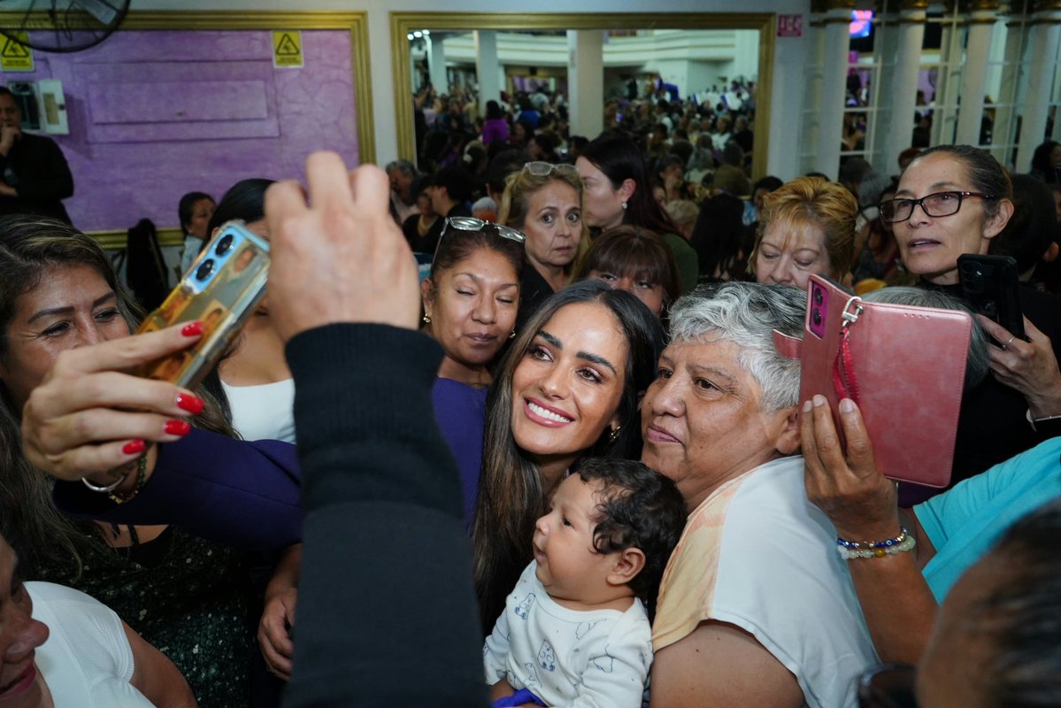 AlessandraRdlv's tweet photo. Y hablando de mujeres:

Prometimos que no íbamos a hacer del feminismo un discurso.
Lo convertimos en política pública.

Hoy tenemos:

🟣 534 Puntos Violeta.
🟣 Una Unidad Móvil de Reacción Violeta.
🟣 Más de 5,000 atenciones.
🟣 154 carpetas judicializadas.
🟣 Más de 60 agresores en prisión.