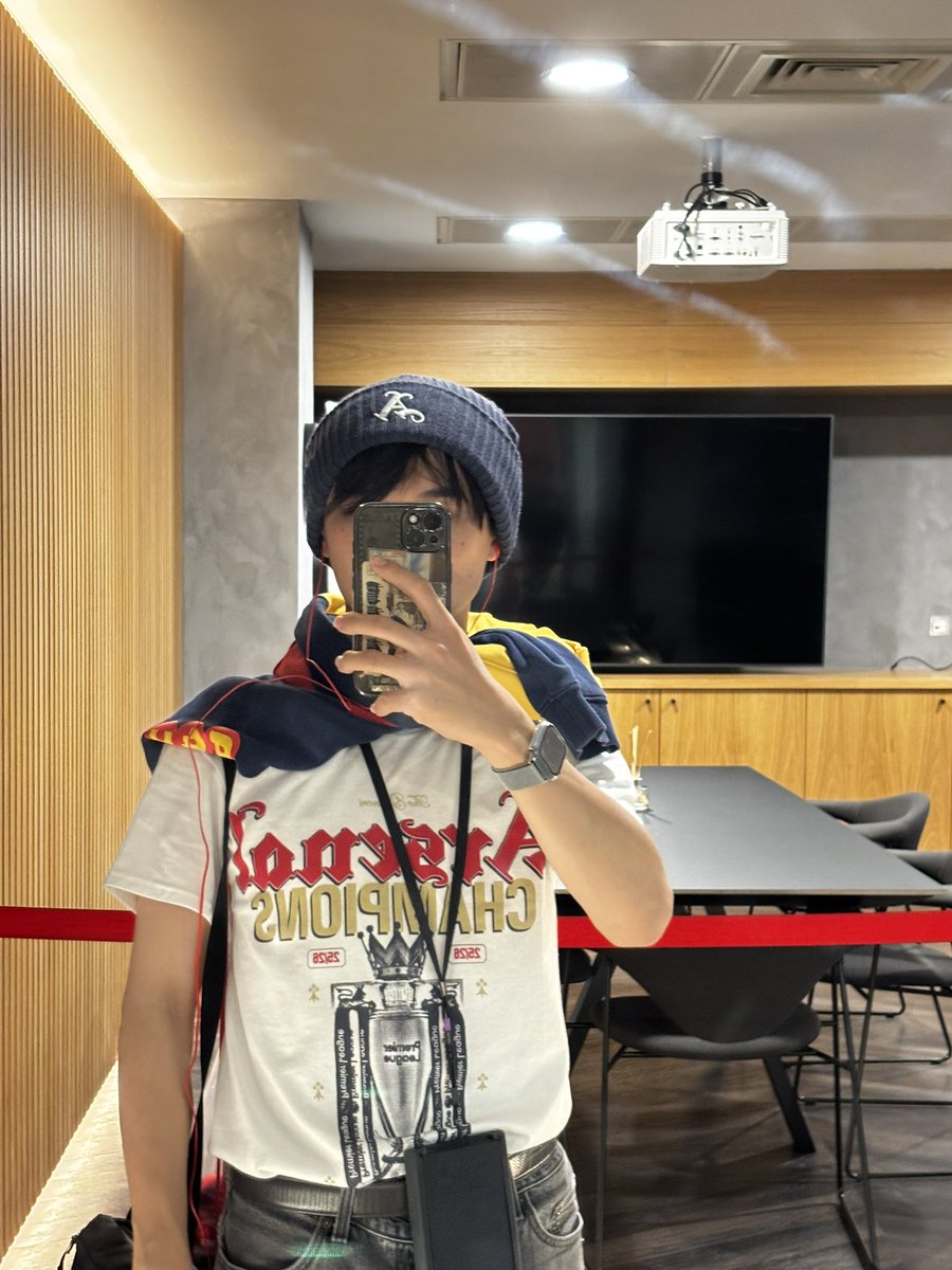 lovedanifui08's tweet photo. 仕事でロンドン来た勢いで長袖オーセンフルパッチダウマン買ってしまった。
このユニ一枚で三万超え、優勝グッズ合わせて五万超えトホホ、、、🔴⚪️ https://t.co/u5UPcvP6U2