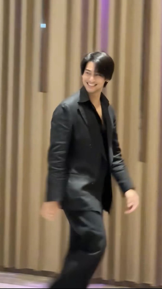 ApoMyLover's tweet photo. Aww Apo came to support and congratulate Bible on his new movie. Love the way he smiles and that cute little wave to his fans. He looks so handsome in all black 🥰🫠

@Nnattawin1 #ApoNattawin
#GALAธี่หยดสมิงเขาขวาง https://t.co/JIuYqUdFDf