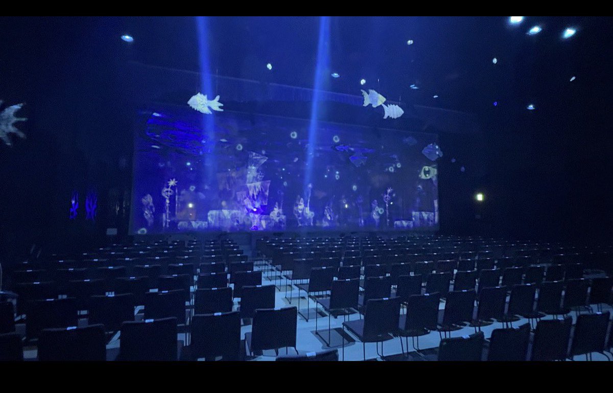 takumaobonro's tweet photo. 朗読劇『瓶詰めの海は寝室でリュズタンの夢をうたった』終演からひと晩。こんなに続いていて、物語も音楽もこんなに愛されてるなんて奇跡みたいだと改めて思うのでした。ご来場いただいたすべてのみなさまに心から感謝します。

「終わらない夏休みなんてあるわけないもんね」と劇中にキヨがいいますが、終わらない公演もないわけで。

前説で物語のオチを伝えてから始まる物語でしたが、すべての夢は「醒める」というオチがわかっているし、僕らすべての人間のオチは「死」です。どんなに一生懸命にやろうとも最後は何もなくなってしまう、そこには寂しさも伴うし、悲しくもある。でもだから？それになんの問題がある？

オチがわかっていても、楽しめたはずです。そう、何もかも、そんなものなのです。

「想像ってのはな未来のためにするんじゃない。今を輝かせるためにするんだ」

このリュズタンが、もっともっと広がって、世界中の人の物になる。その頃には信じられないほどの仲間が増えている。そんな想像を僕はやめられなくって、その想像が、よーしがんばるぞ、と、僕をそういう気持ちにしてくれるのでした。

またお会いしましょうね。
その日のことを楽しみに、輝ける毎日を僕やあなたが過ごす、そんな想像をしてみましょう。

ありがとうございました🐳