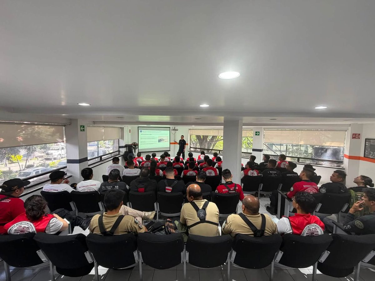 Rescate_Condor's tweet photo. En las instalaciones de la #UNICI, tuvimos el honor de recibir al Lic. Raymundo Ibarra Guzmán, fundador de la Red de Apoyo Voluntario “Aliados” y creador de la Campaña Permanente: Educación para la Reducción del Riesgo y la Resiliencia.
#CóndorCercaDeTi
#voluntarios https://t.co/pdXfulRtKC