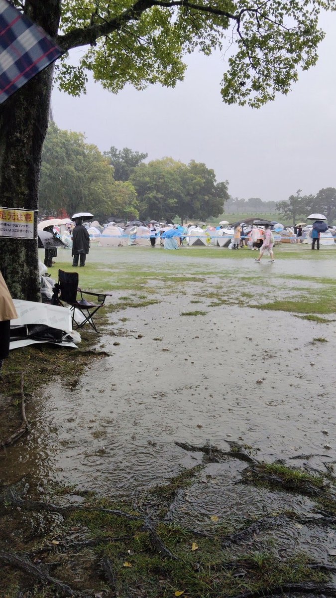 KURI91931610's tweet photo. 1CHANCEFES2日間完走!
笑いが出る程の雨ってなんだ?
ホントに開催してくれてありがとう!涙雨(TдT)
#1CHANCEFES
#WANIMA https://t.co/DG0dUxtvxH