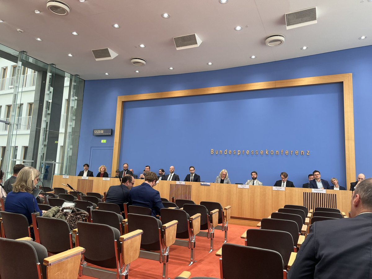FWarweg's tweet photo. +++ Breaking News +++ aus der #BPK: 🥳
@philipp__amthor, seines Zeichens Staatsminister für Bund-Länder-Angelegenheiten im Kanzleramt, nimmt die Kritik an seinem Auftritt bei #InsideCDU  ernst, und lässt den Strandkorb jetzt « in seine Heimat Usedom  » zurückschicken! 

Also, wenn @cdu jetzt nicht um mindestens 10% hochschnellt, weiß ich auch nicht…😉