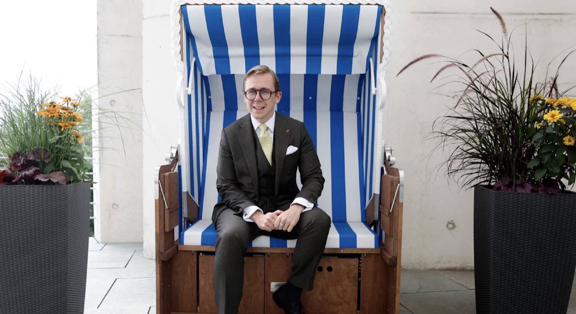 FWarweg's tweet photo. +++ Breaking News +++ aus der #BPK: 🥳
@philipp__amthor, seines Zeichens Staatsminister für Bund-Länder-Angelegenheiten im Kanzleramt, nimmt die Kritik an seinem Auftritt bei #InsideCDU  ernst, und lässt den Strandkorb jetzt « in seine Heimat Usedom  » zurückschicken! 

Also, wenn @cdu jetzt nicht um mindestens 10% hochschnellt, weiß ich auch nicht…😉