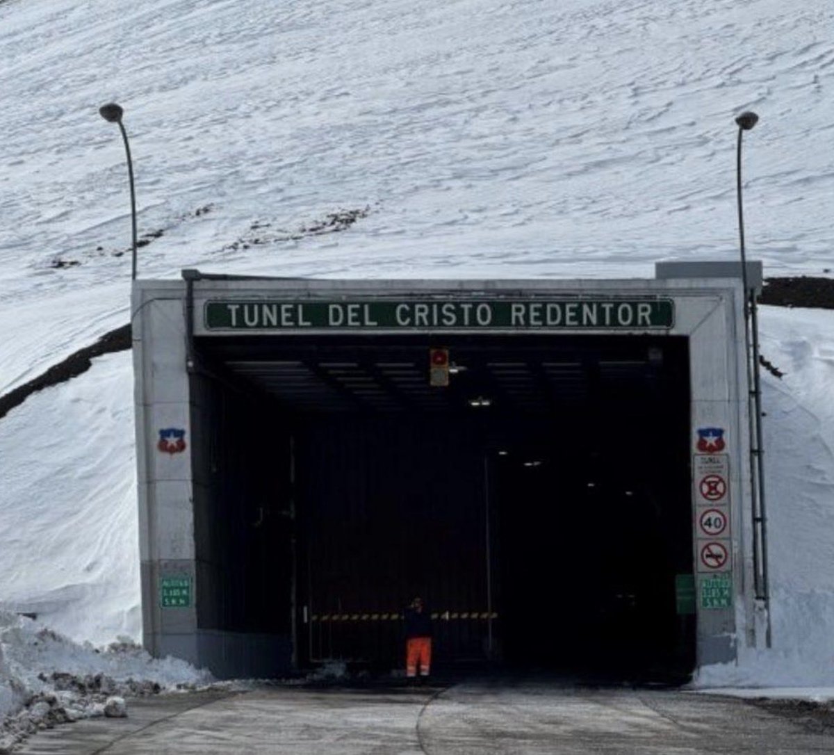 jpevlogistics's tweet photo. ⚠️ ¡Atención si viajás a Chile! El Paso Cristo Redentor se encuentra habilitado las 24 horas para todo tipo de vehículos.

🏔️ Ojo: Se pronostica inestabilidad y desmejoramiento en alta montaña para la tarde de hoy. ¡Revisá el estado del tiempo antes de salir! 🚗💨
#CristoRedentor #Mendoza #Chile #PasoFronterizo #Viajes