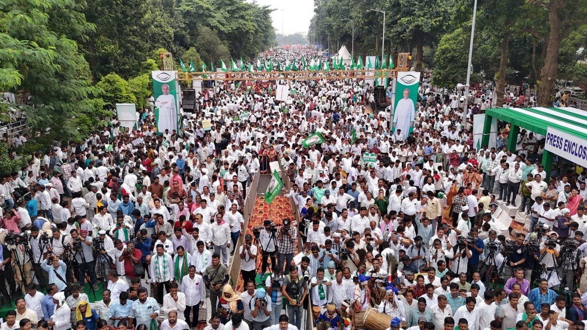 Naveen_Odisha's tweet photo. ଓଡ଼ିଶାର ସ୍ୱାର୍ଥ ପାଇଁ, ସାଢ଼େ ଚାରି କୋଟି ଓଡ଼ିଆଙ୍କ ଅଧିକାର ପାଇଁ, ଆମ GenZ ଙ୍କ ଭବିଷ୍ୟତ ପାଇଁ ବିଜେଡିର ବିଶାଳ MMDR ବିକ୍ଷୋଭରେ ସାମିଲ ହେଲି।

ସଂଶୋଧିତ MMDR ଆଇନ ଓଡ଼ିଆଙ୍କ ଅଧିକାର ଛଡ଼ାଇ ନେଇଛି। ଏହା ଏକ ସାଧାରଣ ଆଇନ ନୁହେଁ। ରାଜ୍ୟର ଅଧିକାର ସହ ଏ ଆଇନ ଜଡ଼ିତ। ଓଡ଼ିଶାର ଖଣି, ଓଡ଼ିଶାର ଜମି ଉପରେ ଓଡ଼ିଶାବାସୀ ହେଉଛନ୍ତି ମାଲିକ।  

ଦୁଃଖର କଥା ବିନା ଆଲୋଚନାରେ ଏଭଳି ଏକ ଗୁରୁତ୍ୱପୂର୍ଣ୍ଣ ବିଲ୍ ସଂସଦରେ ପାରିତ ହୋଇଗଲା। ଆଉ ଆମର କୋଡ଼ିଏ BJP ସାଂସଦ ଚୁପ୍ ବସିଲେ, କାହା ସ୍ୱାର୍ଥରେ? ଓଡ଼ିଶା ସରକାର ବି ଚୁପ୍ ରହିଲେ, କାହା ଡରରେ? 

ବିଧାନସଭାର ସ୍ୱତନ୍ତ୍ର ଅଧିବେଶନ ପାଇଁ ମୁଁ ମୁଖ୍ୟମନ୍ତ୍ରୀଙ୍କୁ ଚିଠି ଲେଖିଲି। ଉତ୍ତର ନାହିଁ। MMDR ସଂଶୋଧନ ଆଇନକୁ ବିରୋଧ କରି ପ୍ରସ୍ତାବ ଆଣିବାକୁ ମୁଖ୍ୟମନ୍ତ୍ରୀଙ୍କୁ ପୁଣି ଚିଠି ଲେଖିଲି। କିନ୍ତୁ ଉତ୍ତର ନାହିଁ। ନାହିଁ ନାହିଁର ଏ ସରକାର। କେବଳ ବାକ୍ୟବୀର।

ଏହି ଆଇନ ପାଇଁ ଓଡ଼ିଶା ହଜାର ହଜାର କୋଟି ଟଙ୍କା କ୍ଷତି ପ୍ରତିବର୍ଷ ସହିବ। ଓଡ଼ିଶାର ସ୍ୱାର୍ଥ ପାଇଁ ସରକାର ନୀରବ କାହିଁକି? ଏ ମାଟିଠାରୁ ପାର୍ଟି କେବେ ବି ବଡ଼ ହୋଇପାରିବ ନାହିଁ।

ଚୌକି ଆଜି ଅଛି କାଲି ନ ଥିବ। କିନ୍ତୁ ଏ ମାଟିକୁ ଧୋକା ଦେଲେ ସବୁ ଦିନ ପାଇଁ ନିନ୍ଦା ମିଳିବ। GenZ ଆପଣଙ୍କୁ କ୍ଷମା ଦେବେ ନାହିଁ। ଓଡ଼ିଶାବାସୀ କ୍ଷମା ଦେବେ ନାହିଁ।

ଓଡ଼ିଶାର ଅଧିକାର ପାଇଁ ମୋର ଶେଷ ନିଃଶ୍ୱାସ ପର୍ଯ୍ୟନ୍ତ ମୁଁ ଲଢିବି। ସମସ୍ତଙ୍କୁ ମୋର ଅନୁରୋଧ, ସବୁ ଦଳଙ୍କୁ ମୋର ଅନୁରୋଧ, ଏ ଲଢେଇରେ ସାମିଲ ହୁଅନ୍ତୁ। ଆସନ୍ତୁ, ଏ ମାଟି ପାଇଁ ଏକାଠି ହେବା। ସଙ୍କଳ୍ପ କରିବା, MMDR ସଂଶୋଧନ ଆଇନକୁ ଓଡ଼ିଶାରେ କାର୍ଯ୍ୟକାରୀ କରାଇ ଦେବା ନାହିଁ। 

ଆମେ ଲଢ଼ିବା, ଆମ ଅଧିକାର ଫେରାଇ ଆଣିବା। ବନ୍ଦେ ଉତ୍କଳ ଜନନୀ 🙏

#OdishaAgainstMMDR #BJDWithOdisha