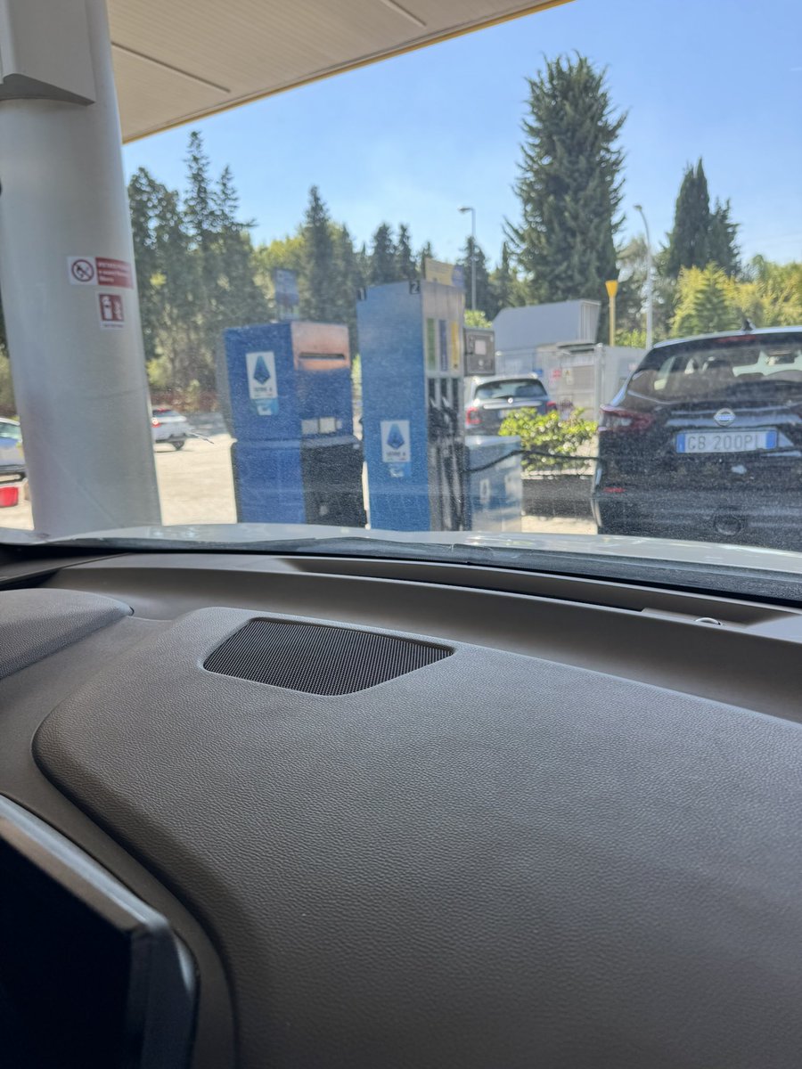 Mauro64870's tweet photo. Raggruppamento di fascisti che fa benzina a 1,99….. dietro una gioiosa manifestazione comunista in un benzinaio che vende a 2.40 😂😂😂😂 https://t.co/xRdCQH6lKX