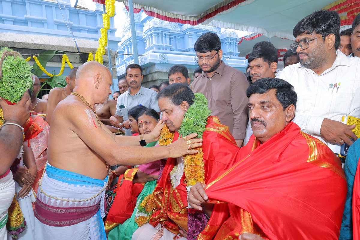 TTDevasthanams's tweet photo. వాల్మీకిపురం శ్రీ పట్టాభి రామస్వామి ఆలయ అభివృద్ధికి రూ.5.73 కోట్లు

పలు అభివృద్ధి పనులకు శంకుస్థాపన చేసిన టీటీడీ చైర్మన్ శ్రీ బీఆర్ నాయుడు

#TTD #Valmikipuram #PattabhiRamaSwamy #TempleDevelopment #SanatanaDharma #TTDofficialupdates https://t.co/htp5wxZi5u