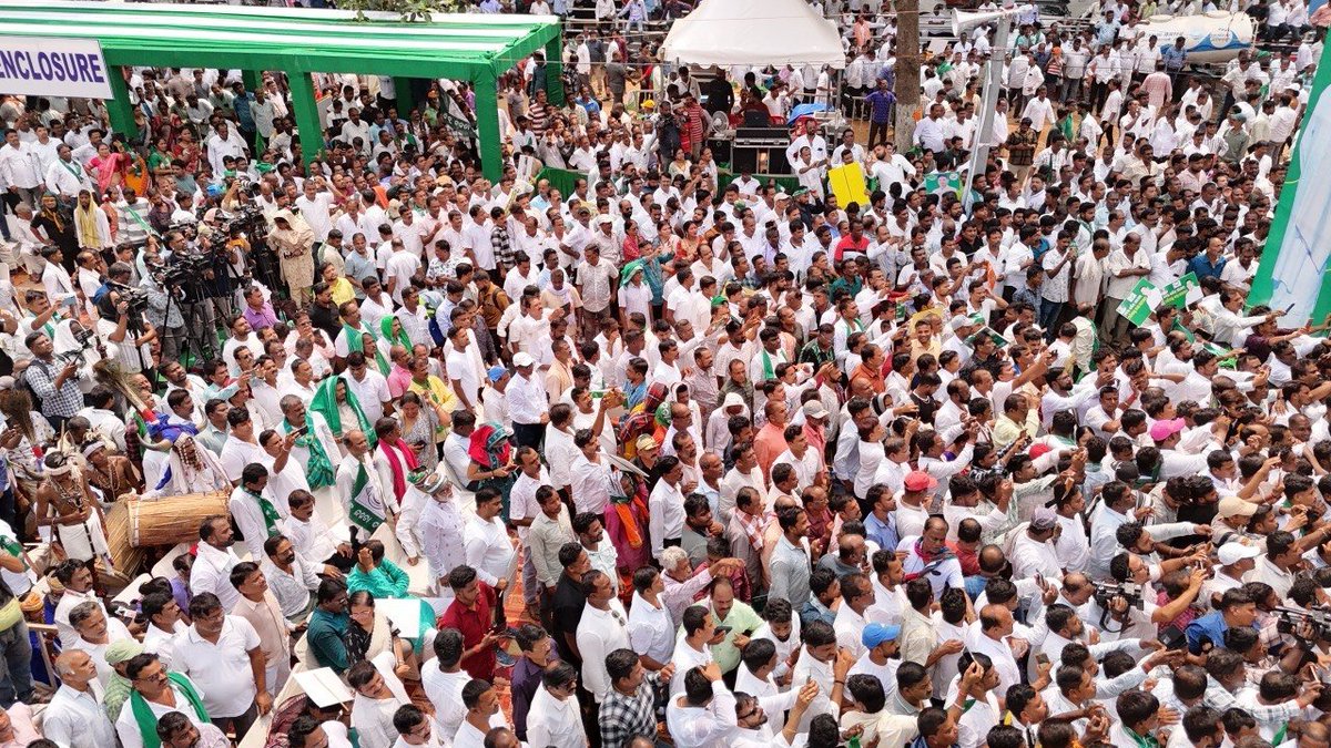 Naveen_Odisha's tweet photo. ଓଡ଼ିଶାର ସ୍ୱାର୍ଥ ପାଇଁ, ସାଢ଼େ ଚାରି କୋଟି ଓଡ଼ିଆଙ୍କ ଅଧିକାର ପାଇଁ, ଆମ GenZ ଙ୍କ ଭବିଷ୍ୟତ ପାଇଁ ବିଜେଡିର ବିଶାଳ MMDR ବିକ୍ଷୋଭରେ ସାମିଲ ହେଲି।

ସଂଶୋଧିତ MMDR ଆଇନ ଓଡ଼ିଆଙ୍କ ଅଧିକାର ଛଡ଼ାଇ ନେଇଛି। ଏହା ଏକ ସାଧାରଣ ଆଇନ ନୁହେଁ। ରାଜ୍ୟର ଅଧିକାର ସହ ଏ ଆଇନ ଜଡ଼ିତ। ଓଡ଼ିଶାର ଖଣି, ଓଡ଼ିଶାର ଜମି ଉପରେ ଓଡ଼ିଶାବାସୀ ହେଉଛନ୍ତି ମାଲିକ।  

ଦୁଃଖର କଥା ବିନା ଆଲୋଚନାରେ ଏଭଳି ଏକ ଗୁରୁତ୍ୱପୂର୍ଣ୍ଣ ବିଲ୍ ସଂସଦରେ ପାରିତ ହୋଇଗଲା। ଆଉ ଆମର କୋଡ଼ିଏ BJP ସାଂସଦ ଚୁପ୍ ବସିଲେ, କାହା ସ୍ୱାର୍ଥରେ? ଓଡ଼ିଶା ସରକାର ବି ଚୁପ୍ ରହିଲେ, କାହା ଡରରେ? 

ବିଧାନସଭାର ସ୍ୱତନ୍ତ୍ର ଅଧିବେଶନ ପାଇଁ ମୁଁ ମୁଖ୍ୟମନ୍ତ୍ରୀଙ୍କୁ ଚିଠି ଲେଖିଲି। ଉତ୍ତର ନାହିଁ। MMDR ସଂଶୋଧନ ଆଇନକୁ ବିରୋଧ କରି ପ୍ରସ୍ତାବ ଆଣିବାକୁ ମୁଖ୍ୟମନ୍ତ୍ରୀଙ୍କୁ ପୁଣି ଚିଠି ଲେଖିଲି। କିନ୍ତୁ ଉତ୍ତର ନାହିଁ। ନାହିଁ ନାହିଁର ଏ ସରକାର। କେବଳ ବାକ୍ୟବୀର।

ଏହି ଆଇନ ପାଇଁ ଓଡ଼ିଶା ହଜାର ହଜାର କୋଟି ଟଙ୍କା କ୍ଷତି ପ୍ରତିବର୍ଷ ସହିବ। ଓଡ଼ିଶାର ସ୍ୱାର୍ଥ ପାଇଁ ସରକାର ନୀରବ କାହିଁକି? ଏ ମାଟିଠାରୁ ପାର୍ଟି କେବେ ବି ବଡ଼ ହୋଇପାରିବ ନାହିଁ।

ଚୌକି ଆଜି ଅଛି କାଲି ନ ଥିବ। କିନ୍ତୁ ଏ ମାଟିକୁ ଧୋକା ଦେଲେ ସବୁ ଦିନ ପାଇଁ ନିନ୍ଦା ମିଳିବ। GenZ ଆପଣଙ୍କୁ କ୍ଷମା ଦେବେ ନାହିଁ। ଓଡ଼ିଶାବାସୀ କ୍ଷମା ଦେବେ ନାହିଁ।

ଓଡ଼ିଶାର ଅଧିକାର ପାଇଁ ମୋର ଶେଷ ନିଃଶ୍ୱାସ ପର୍ଯ୍ୟନ୍ତ ମୁଁ ଲଢିବି। ସମସ୍ତଙ୍କୁ ମୋର ଅନୁରୋଧ, ସବୁ ଦଳଙ୍କୁ ମୋର ଅନୁରୋଧ, ଏ ଲଢେଇରେ ସାମିଲ ହୁଅନ୍ତୁ। ଆସନ୍ତୁ, ଏ ମାଟି ପାଇଁ ଏକାଠି ହେବା। ସଙ୍କଳ୍ପ କରିବା, MMDR ସଂଶୋଧନ ଆଇନକୁ ଓଡ଼ିଶାରେ କାର୍ଯ୍ୟକାରୀ କରାଇ ଦେବା ନାହିଁ। 

ଆମେ ଲଢ଼ିବା, ଆମ ଅଧିକାର ଫେରାଇ ଆଣିବା। ବନ୍ଦେ ଉତ୍କଳ ଜନନୀ 🙏

#OdishaAgainstMMDR #BJDWithOdisha