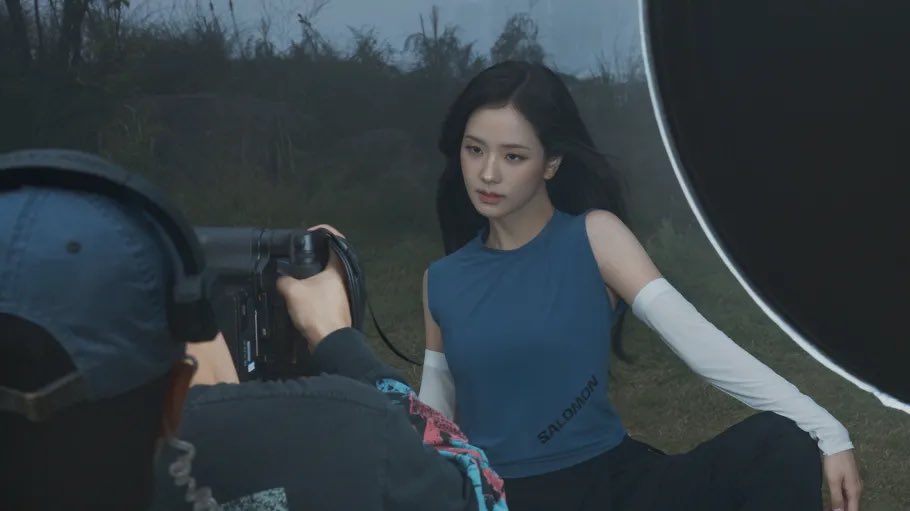 updatesblckpnk's tweet photo. #JISOO x Salomon

#BLACKPINK https://t.co/2J79LqCXaT
