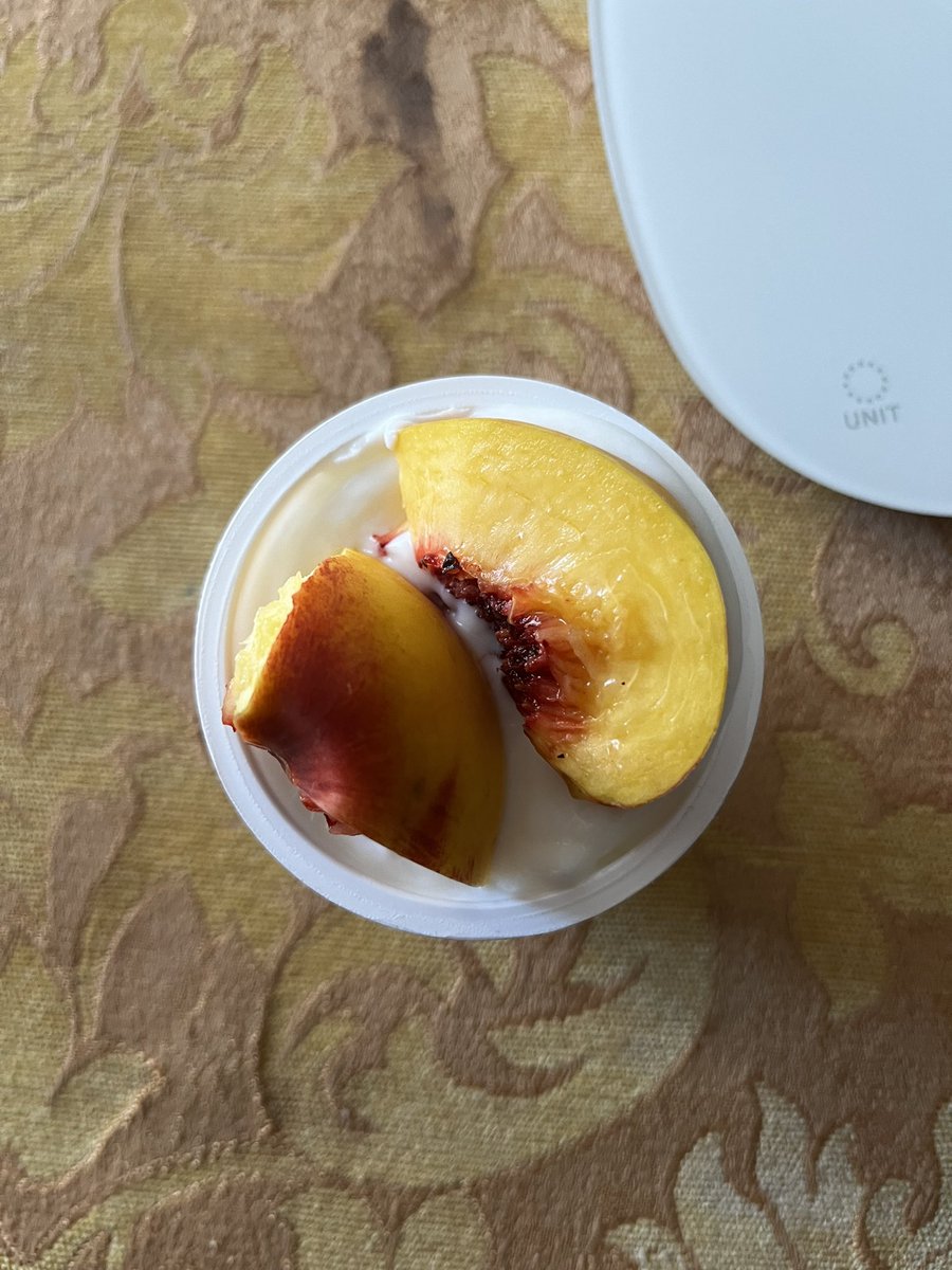 Imuchan0's tweet photo. bro how do people do that yogurt bowl thing https://t.co/9UdtdT696I
