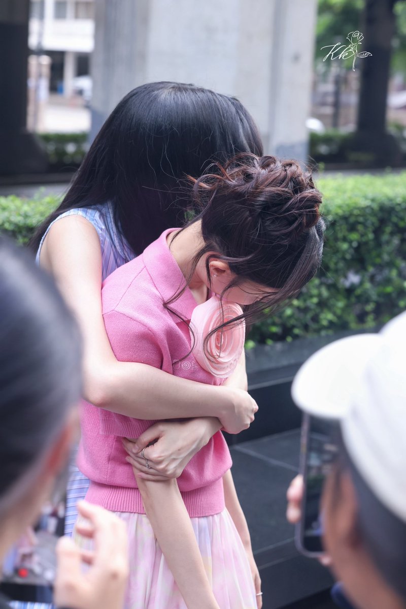 Kk_mpkk's tweet photo. กอดที่อบอุ่นปลอดภัย สองสาวน่ารักมาก ขอให้กอดกันแบบนี้ต่อไปเรื่อยๆ นะ ฮ่าฮ่าฮ่า👀🫪🫶🏻🫂🫂🫂

BLEJIE AT CROCS STORE OPEN CTW
#mable_siriwalee
#pangjiewr
#Blejie
#CrocsthxBleJie
#Crocsth
#Crocscentralworld https://t.co/wUVD5aV5hc