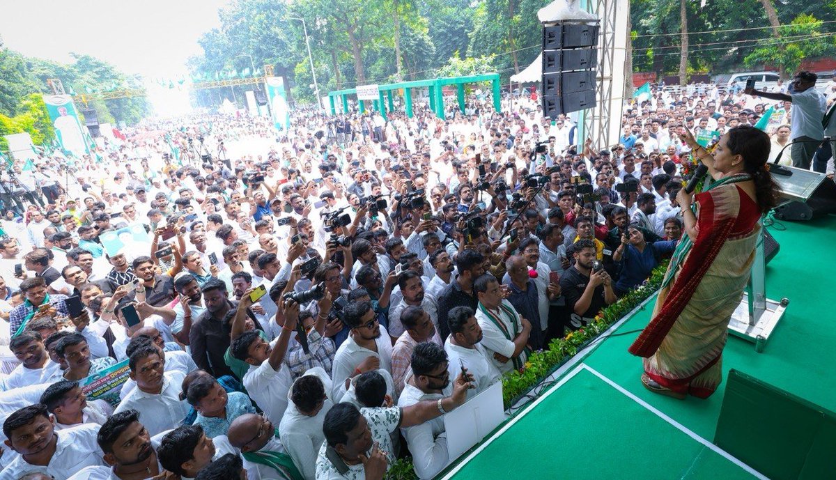 Naveen_Odisha's tweet photo. ଓଡ଼ିଶାର ସ୍ୱାର୍ଥ ପାଇଁ, ସାଢ଼େ ଚାରି କୋଟି ଓଡ଼ିଆଙ୍କ ଅଧିକାର ପାଇଁ, ଆମ GenZ ଙ୍କ ଭବିଷ୍ୟତ ପାଇଁ ବିଜେଡିର ବିଶାଳ MMDR ବିକ୍ଷୋଭରେ ସାମିଲ ହେଲି।

ସଂଶୋଧିତ MMDR ଆଇନ ଓଡ଼ିଆଙ୍କ ଅଧିକାର ଛଡ଼ାଇ ନେଇଛି। ଏହା ଏକ ସାଧାରଣ ଆଇନ ନୁହେଁ। ରାଜ୍ୟର ଅଧିକାର ସହ ଏ ଆଇନ ଜଡ଼ିତ। ଓଡ଼ିଶାର ଖଣି, ଓଡ଼ିଶାର ଜମି ଉପରେ ଓଡ଼ିଶାବାସୀ ହେଉଛନ୍ତି ମାଲିକ।  

ଦୁଃଖର କଥା ବିନା ଆଲୋଚନାରେ ଏଭଳି ଏକ ଗୁରୁତ୍ୱପୂର୍ଣ୍ଣ ବିଲ୍ ସଂସଦରେ ପାରିତ ହୋଇଗଲା। ଆଉ ଆମର କୋଡ଼ିଏ BJP ସାଂସଦ ଚୁପ୍ ବସିଲେ, କାହା ସ୍ୱାର୍ଥରେ? ଓଡ଼ିଶା ସରକାର ବି ଚୁପ୍ ରହିଲେ, କାହା ଡରରେ? 

ବିଧାନସଭାର ସ୍ୱତନ୍ତ୍ର ଅଧିବେଶନ ପାଇଁ ମୁଁ ମୁଖ୍ୟମନ୍ତ୍ରୀଙ୍କୁ ଚିଠି ଲେଖିଲି। ଉତ୍ତର ନାହିଁ। MMDR ସଂଶୋଧନ ଆଇନକୁ ବିରୋଧ କରି ପ୍ରସ୍ତାବ ଆଣିବାକୁ ମୁଖ୍ୟମନ୍ତ୍ରୀଙ୍କୁ ପୁଣି ଚିଠି ଲେଖିଲି। କିନ୍ତୁ ଉତ୍ତର ନାହିଁ। ନାହିଁ ନାହିଁର ଏ ସରକାର। କେବଳ ବାକ୍ୟବୀର।

ଏହି ଆଇନ ପାଇଁ ଓଡ଼ିଶା ହଜାର ହଜାର କୋଟି ଟଙ୍କା କ୍ଷତି ପ୍ରତିବର୍ଷ ସହିବ। ଓଡ଼ିଶାର ସ୍ୱାର୍ଥ ପାଇଁ ସରକାର ନୀରବ କାହିଁକି? ଏ ମାଟିଠାରୁ ପାର୍ଟି କେବେ ବି ବଡ଼ ହୋଇପାରିବ ନାହିଁ।

ଚୌକି ଆଜି ଅଛି କାଲି ନ ଥିବ। କିନ୍ତୁ ଏ ମାଟିକୁ ଧୋକା ଦେଲେ ସବୁ ଦିନ ପାଇଁ ନିନ୍ଦା ମିଳିବ। GenZ ଆପଣଙ୍କୁ କ୍ଷମା ଦେବେ ନାହିଁ। ଓଡ଼ିଶାବାସୀ କ୍ଷମା ଦେବେ ନାହିଁ।

ଓଡ଼ିଶାର ଅଧିକାର ପାଇଁ ମୋର ଶେଷ ନିଃଶ୍ୱାସ ପର୍ଯ୍ୟନ୍ତ ମୁଁ ଲଢିବି। ସମସ୍ତଙ୍କୁ ମୋର ଅନୁରୋଧ, ସବୁ ଦଳଙ୍କୁ ମୋର ଅନୁରୋଧ, ଏ ଲଢେଇରେ ସାମିଲ ହୁଅନ୍ତୁ। ଆସନ୍ତୁ, ଏ ମାଟି ପାଇଁ ଏକାଠି ହେବା। ସଙ୍କଳ୍ପ କରିବା, MMDR ସଂଶୋଧନ ଆଇନକୁ ଓଡ଼ିଶାରେ କାର୍ଯ୍ୟକାରୀ କରାଇ ଦେବା ନାହିଁ। 

ଆମେ ଲଢ଼ିବା, ଆମ ଅଧିକାର ଫେରାଇ ଆଣିବା। ବନ୍ଦେ ଉତ୍କଳ ଜନନୀ 🙏

#OdishaAgainstMMDR #BJDWithOdisha