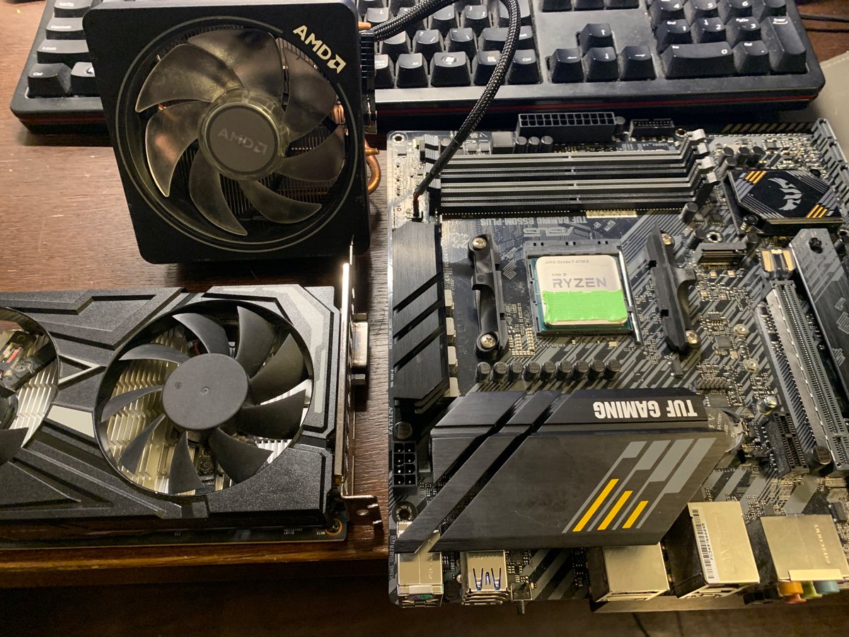 tenisudedede_'s tweet photo. サブPC組もうかと思ったけどメモリとストレージがないんだ https://t.co/KXjWGeCcVi
