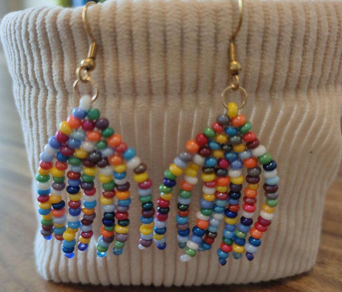 Val_Paillettes's tweet photo. ✨ Nouveautés ! ✨
Parure boucles d'oreilles et bracelet multicolore en perles tissées. 🤩
Bijoux fait à l'unité et personnalisés. ✨
#FaitMain #Handmade #madeinfrance🇫🇷 https://t.co/tBXzX8OWyV