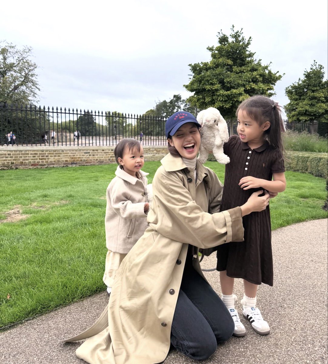 updatesblckpnk's tweet photo. mewnittha (thai actress) IG update with LISA:   

“Good times in London”

#LISA #BLACKPINK 

cr.: laliceupdates https://t.co/k5KJTnzX2f