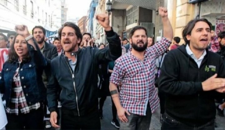 roberto74997962's tweet photo. @lacuarta Zurdos Cómplices del asesinato del Carabinero Mártir. https://t.co/ER7bZsUTNm