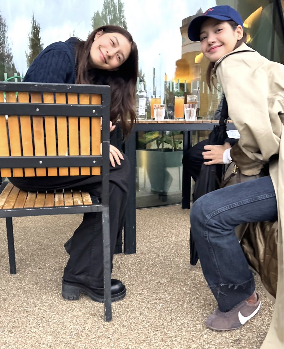 updatesblckpnk's tweet photo. mewnittha (thai actress) IG update with LISA:   

“Good times in London”

#LISA #BLACKPINK 

cr.: laliceupdates https://t.co/k5KJTnzX2f