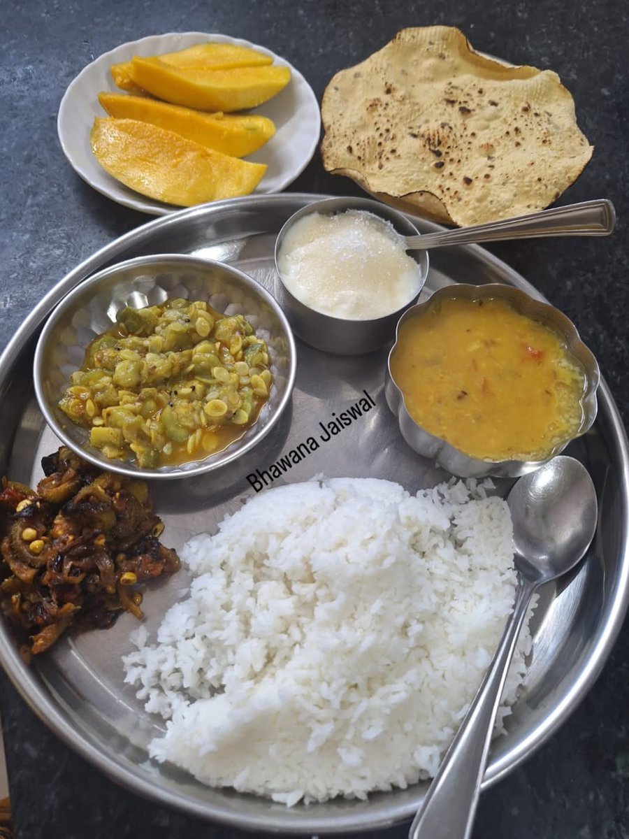 violetwilla7b1's tweet photo. Satvik Thali is ready: dal, rice, ridge gourd curry, kandola, yogurt, mango, and papad. https://t.co/zlyeIFUOj6