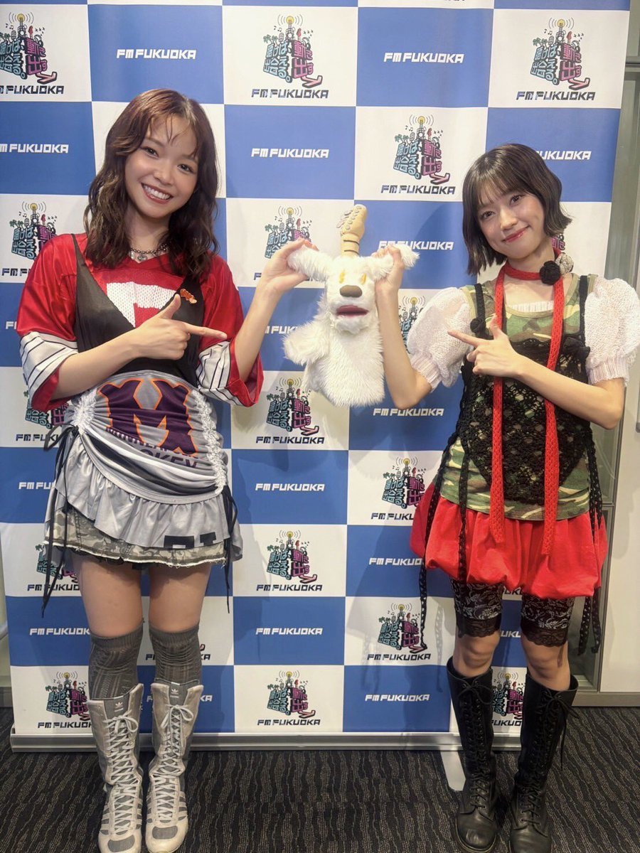 taro_kan's tweet photo. 2人とも持ち方おもろすぎ🤣
#リトグリ https://t.co/eDTiHQNxKB