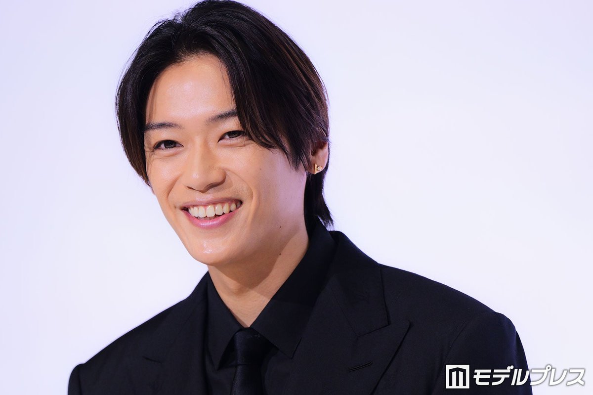 modelpress's tweet photo. 【注目のドラマ記事🎬】

トラジャ松田元太、撮影現場での出来事に
「俺、嵐かな？」

Hey! Say! JUMP髙木雄也が即ツッコミ💨
https://t.co/VTht5FDcBO

撮影日に雨が強まることが多いという松田は「俺、嵐かな？」と口に。髙木は「違います（笑）」と即座にツッコミを入れていた。

「はだかんぼうたち」制作発表記者会見

#モデルプレスドラマ推し活会議室