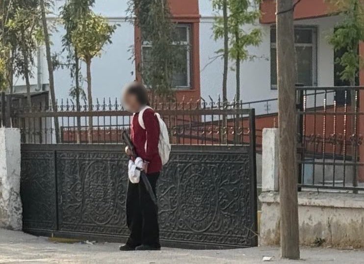 AdanaTubee's tweet photo. Van'da 7. sınıfta okuyan bir öğrenci, okula pompalı tüfekle geldi. 

➖Durumu fark eden vatandaşlar tüfeğe el koydu.
➖Okula çok sayıda polis ekibi sevk edildi.
➖Öğrenci, ifadesi alınmak üzere karakola götürüldü. https://t.co/h04fT5LnyM