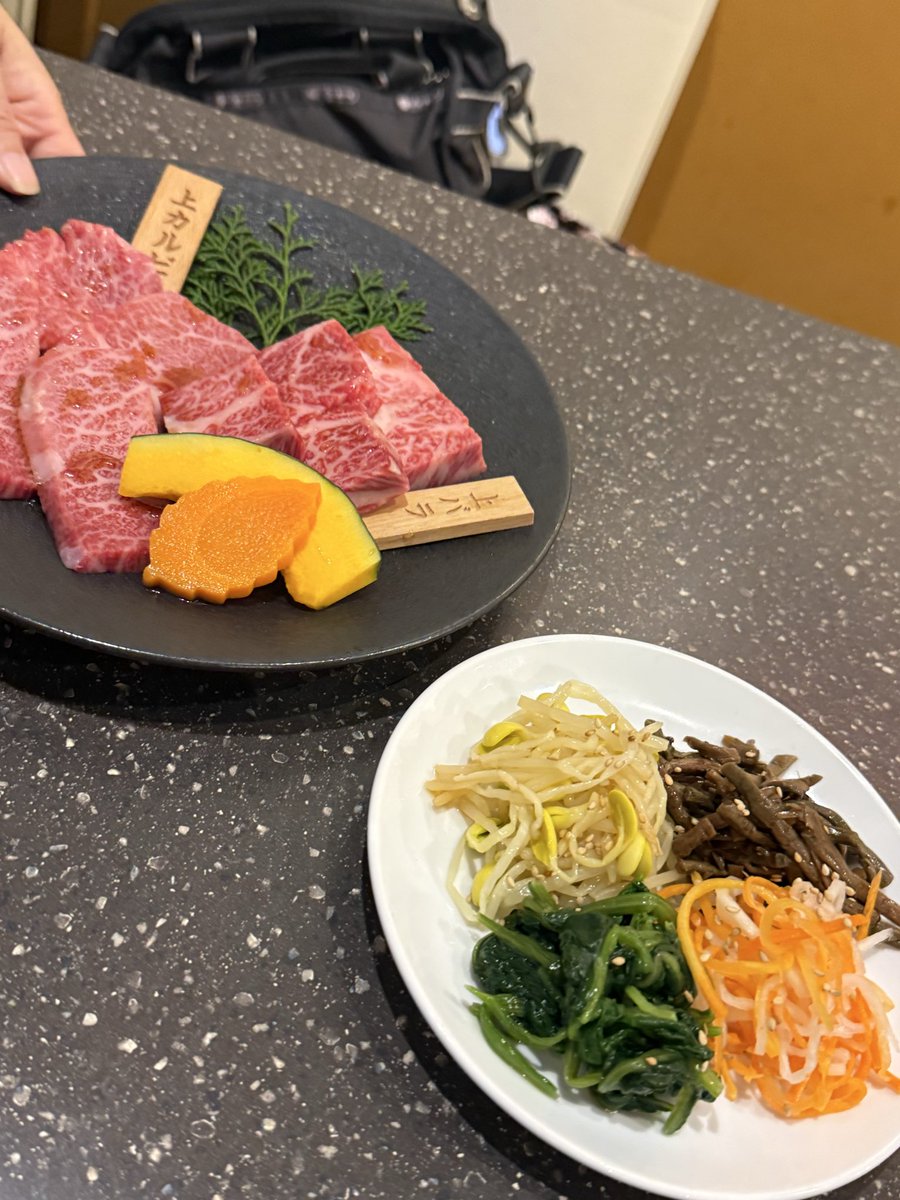 aloha5021's tweet photo. 夕飯は“焼肉お祝い”でお祝い🎉
コースを頼みましたがどのお肉も
柔らかでした✌️
明日は一日中雨☔（まあまあ降りそう）
の様で気持ちブルーですが、、、、
近鉄特急“あおによし”の指定席に
キャンセルが出て予約できたので
ラッキー❗️
#焼肉お祝い　＃大阪上本町 https://t.co/ScCZlcuxKP