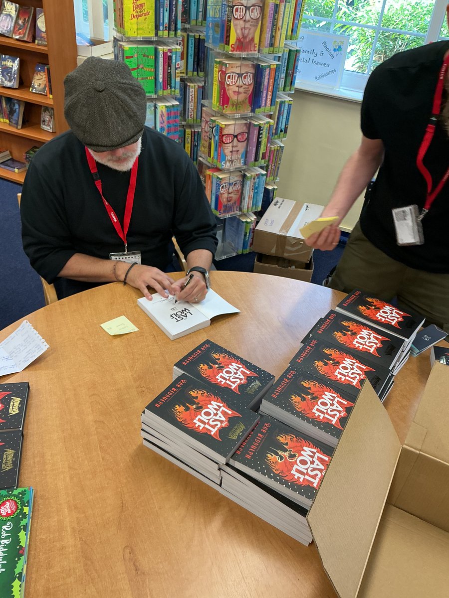 QueenElizHigh's tweet photo. We were delighted to welcome award-winning author and illustrator Rob Biddulph to QEHS for a brilliant morning of creativity, drawing and storytelling.

A huge thank you to Rob, @wonderlandbookshop and everyone who joined us for such a memorable morning. https://t.co/4wtDIm1s6t