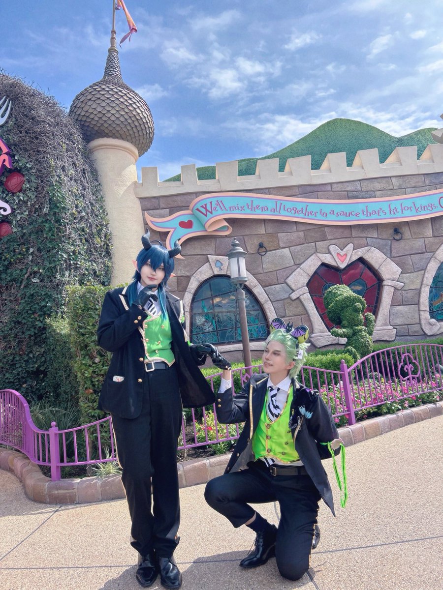 cos_has's tweet photo. 1年前に一緒に写真撮ってもらったマレウス様と今年一緒にDハロに行けたの、とっても嬉しい
#Dハロ仮装2026
#Dハロツイステ

2025.9.27◀︎        ▶︎2026.9.26 https://t.co/JEbj32JhHY
