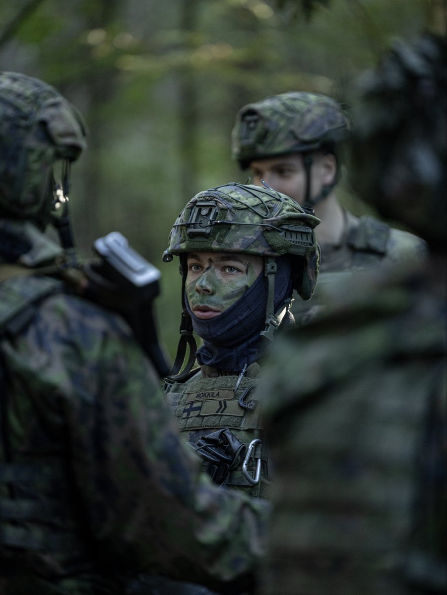 KaartinJR's tweet photo. Uudenmaan jääkäripataljoonan varusmiehet päättivät koulutushaarajakson taisteluharjoitukseen.
Varusmiehet harjoittelivat muun muassa drooneilta puolustautumista, naamiointia ja huoltotoimenpiteitä maastossa.
#kaartjr #maavoimat #uudjp https://t.co/nZwJyMwvaq