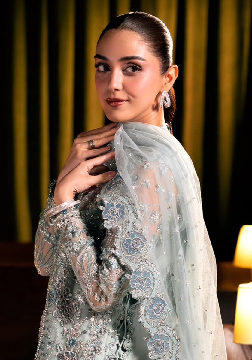 _here_for_maya_'s tweet photo. You look so pretty in this @mayaali07 ♥️🤍 Can't take my eyes off you. Aap kaise kar leti hai ye? #mayaali https://t.co/tFDgLhnemH