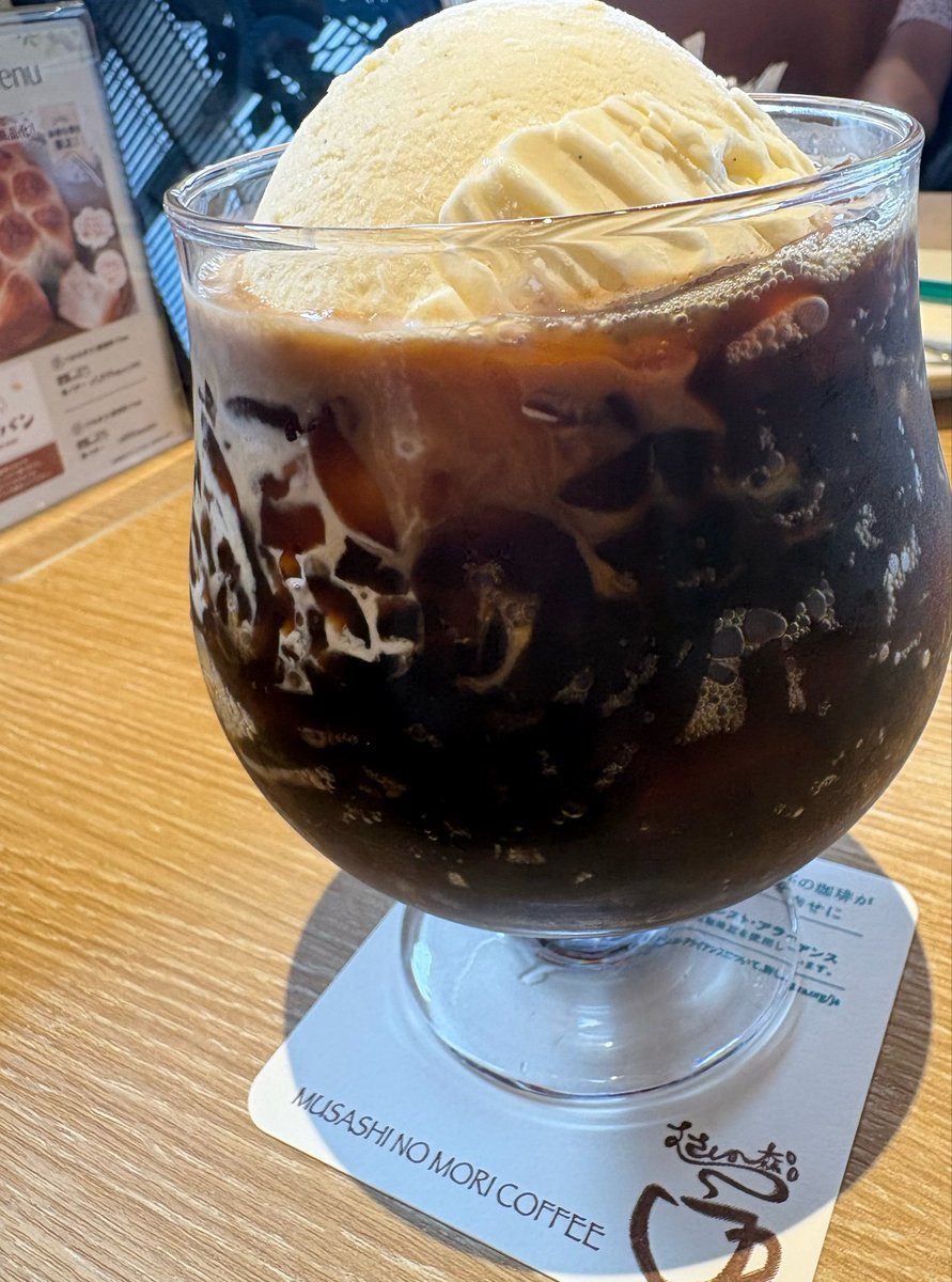 ok_kazu's tweet photo. すかいらーくの株主優待で、むさしの森珈琲へ。このコーヒーゼリーフロート、めちゃくちゃ大きいんです😊ゼリーは細長くて食べにくかったんですが、ビッグサイズに心が満たされました。 https://t.co/8J9UWyVvwc