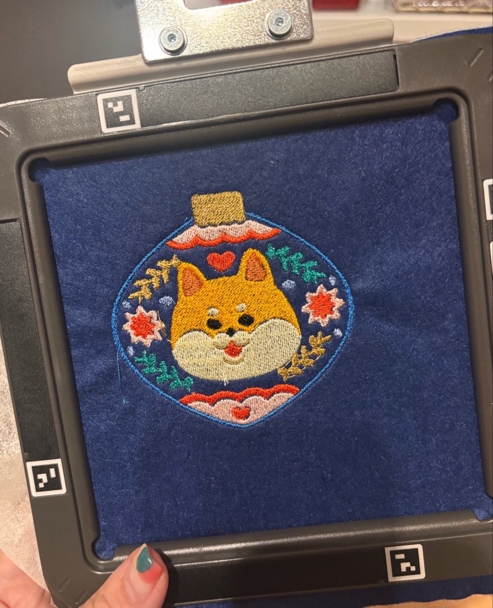 maiworlddesign1's tweet photo. 刺繍のクリスマスオーナメント
作ってます🐕🐕🎄 https://t.co/jI1HADLlU0