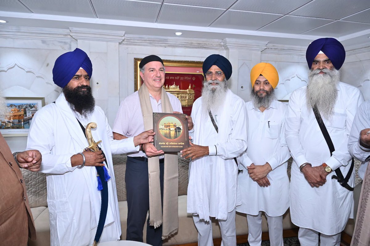 J_SriAkalTakht's tweet photo. US Ambassador Mr. Sergio Gor, arrived at Sri Harmandar Sahib along with US delegation to pay obeisance, was honored. S. Harjinder Singh Dhami, President of Shiromani Gurdwara Parbandhak Committee, was also present on the occasion.
@USAmbIndia @SergioGor @USAndIndia @SGPCAmritsar https://t.co/Z4NX2epFZ2