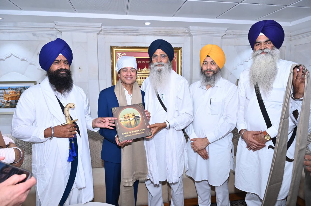 J_SriAkalTakht's tweet photo. US Ambassador Mr. Sergio Gor, arrived at Sri Harmandar Sahib along with US delegation to pay obeisance, was honored. S. Harjinder Singh Dhami, President of Shiromani Gurdwara Parbandhak Committee, was also present on the occasion.
@USAmbIndia @SergioGor @USAndIndia @SGPCAmritsar https://t.co/Z4NX2epFZ2
