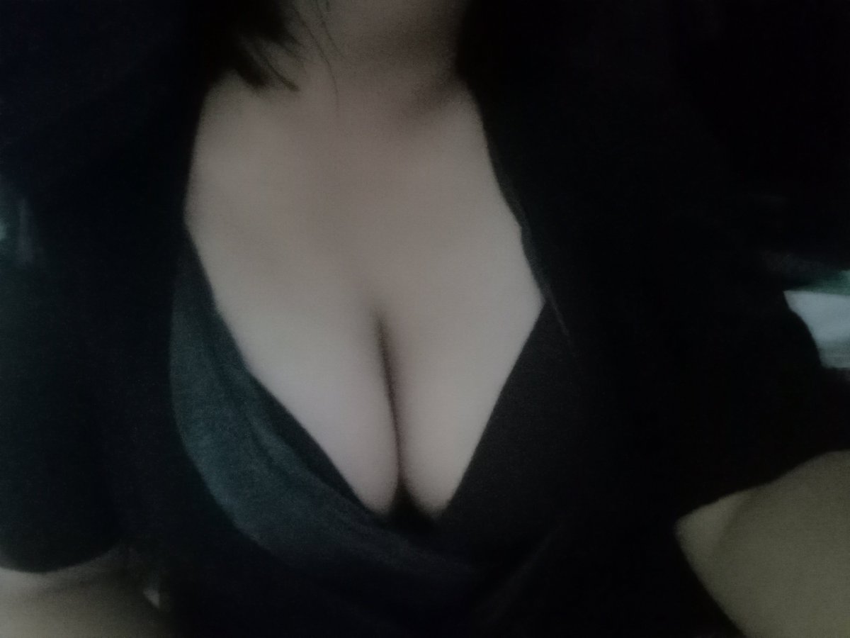 leahneeeeeee's tweet photo. yall i need your guys decision, im going clubbing^^

#nsfwtwtًً https://t.co/I7je8gxWFR